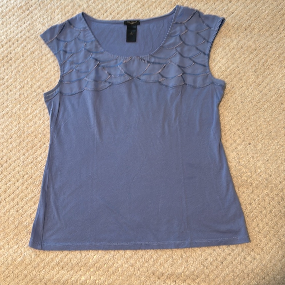 Sleeveless T-shirt w scallop detail.